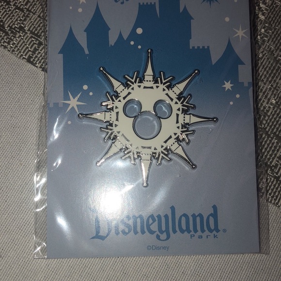 NWT 2021 Disneyland Snowflake Pin and Red Landyard - Picture 2 of 3